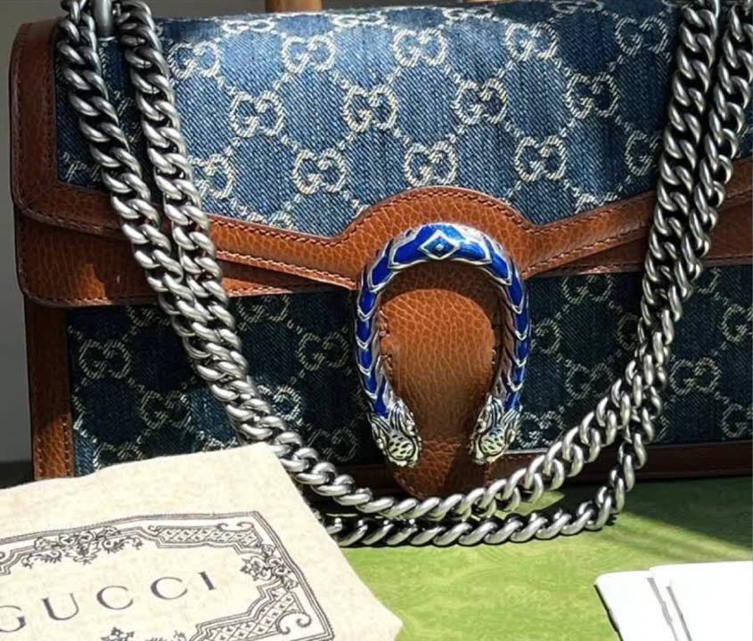 Foto de uma das bolsas com estilo anos 90: Gucci Dionysus Denim.
