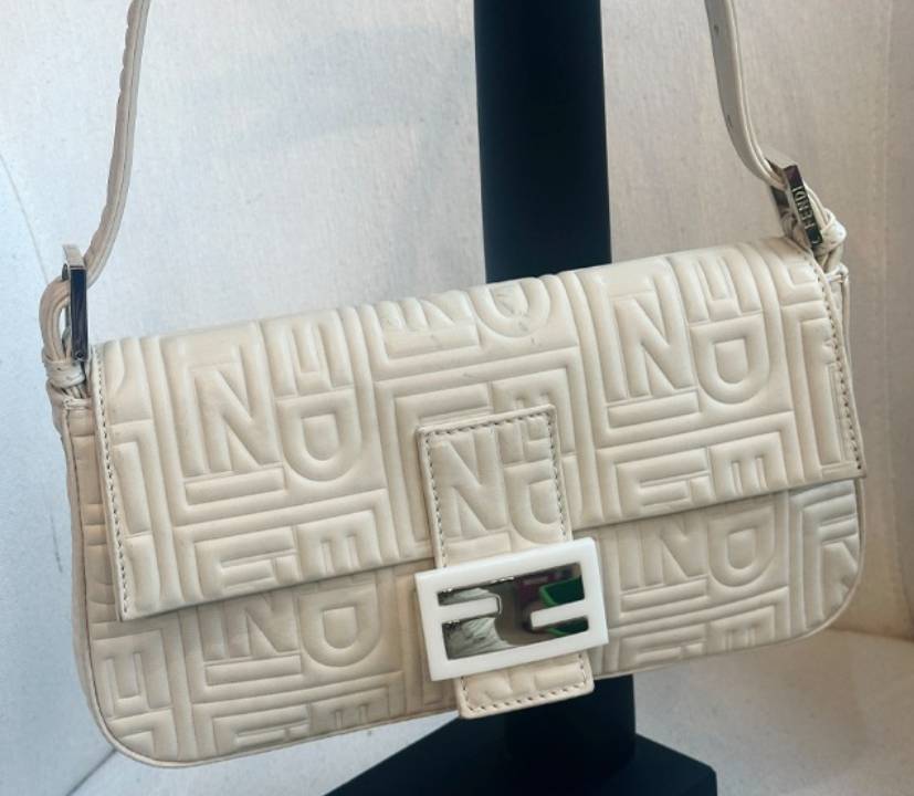 Foto de uma das bolsas de luxo dos anos 90: Fendi Baguette.