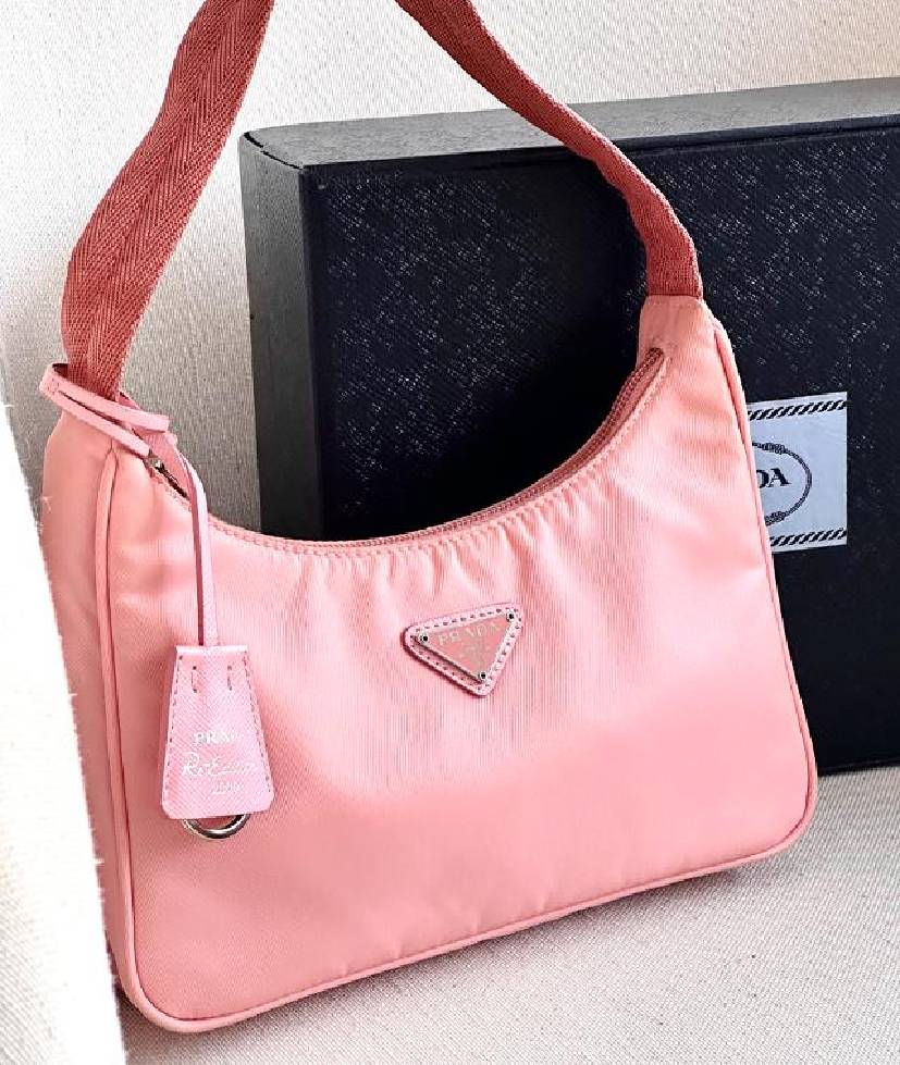 Foto de bolsa Prada Re-Edition que exemplifica o estilo de bolsas dos anos 90 em alta de novo.