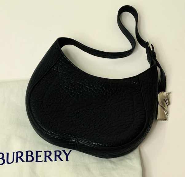 Foto de uma das bolsas de luxo da Burberry que combina com o outono.