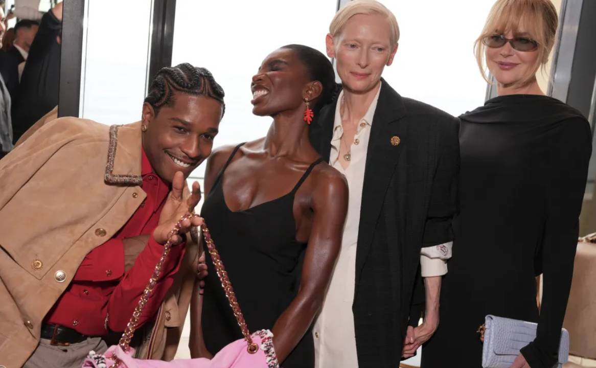 Foto da 
Primeira Cruise de Matthieu Blazy na Chanel, e a fila A entrega o peso do momento: A$AP Rocky, Michaela Coel, Tilda Swinton e Nicole Kidman. 