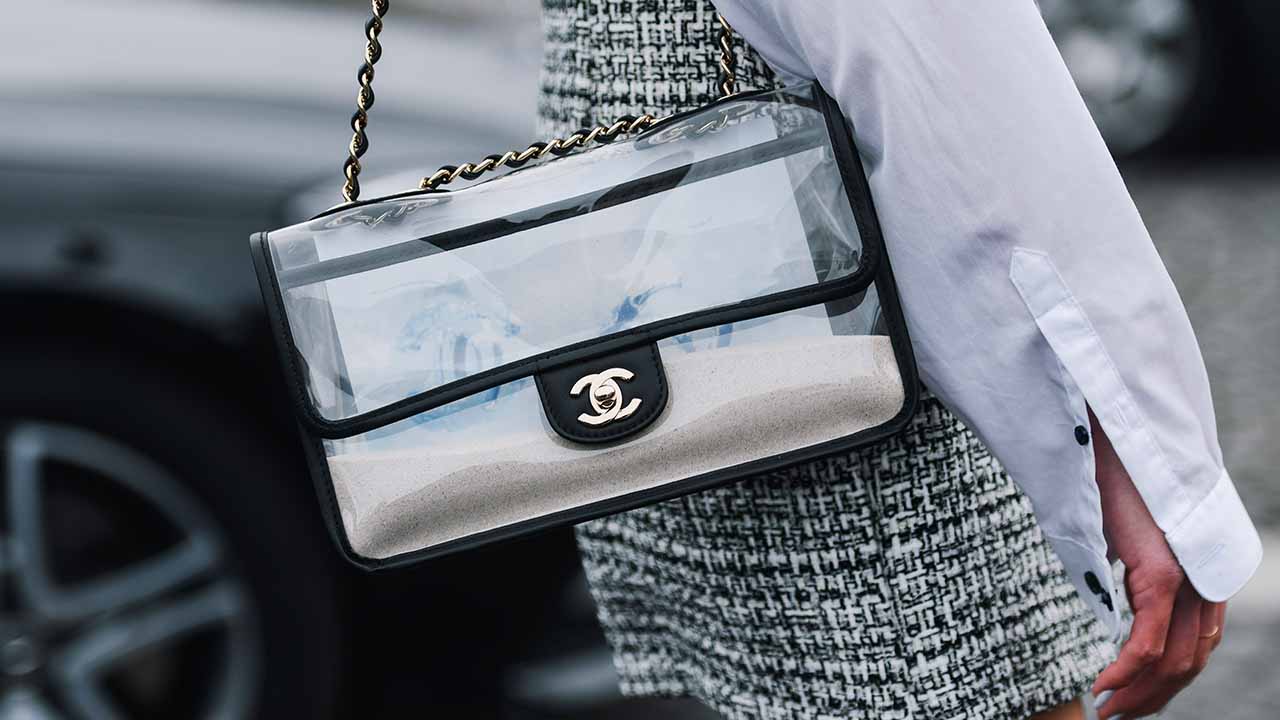 Descubra as bolsas do desfile Cruise 2027 da Chanel e como Matthieu Blazy reinterpreta o DNA da maison francesa para os dias de hoje.
