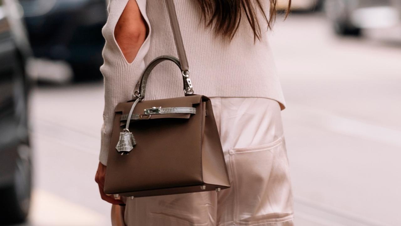 Explore diferentes estilos de bolsas de luxo sem logos evidentes ou momogramas: modelos femininos de couro elegantes e discretos.