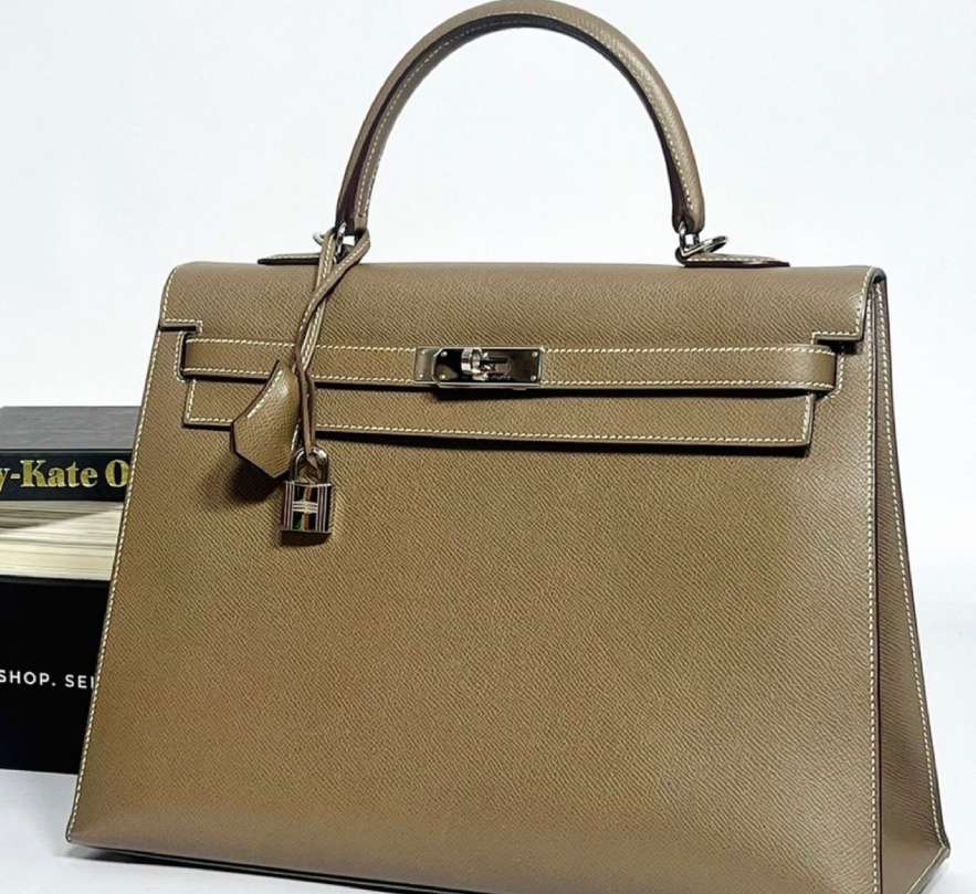 Foto de uma das bolsas femininas de couro sem logos evidentes, modelo Kelly da Hermès.