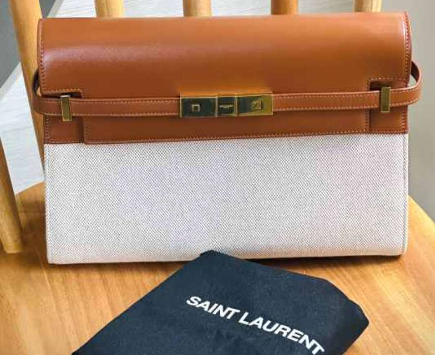 Foto de uma das bolsas femininas de couro sem logos evidentes modelo de luxo da Saint Laurent, Manhatthan.