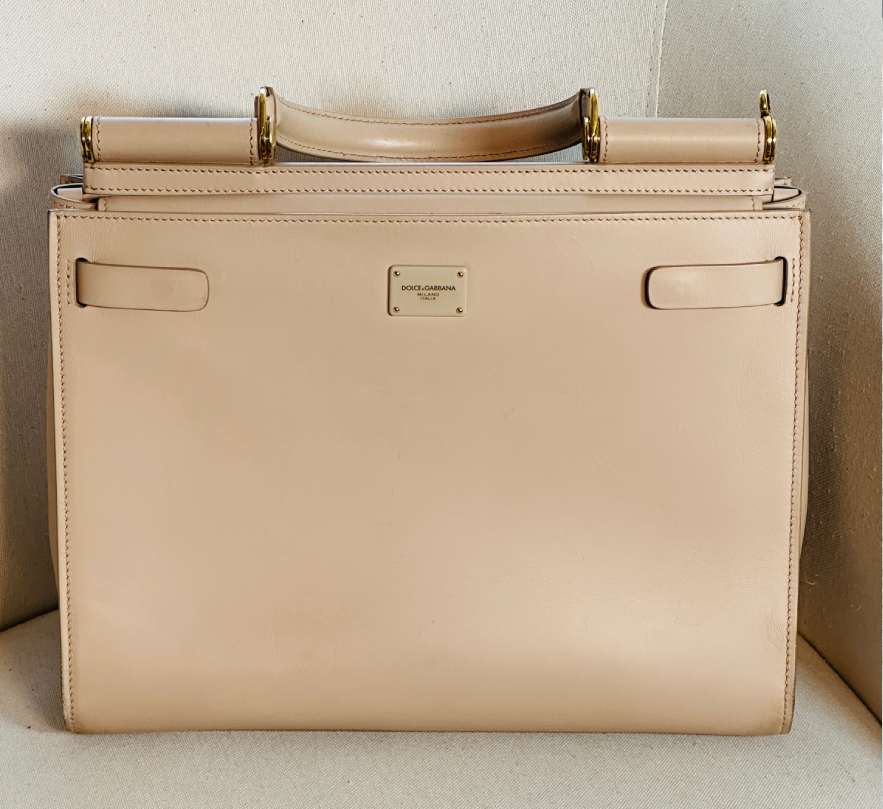 Foto de bolsa de luxo feminina de couro sem monograma, modelo sicily da Dolce e Gabbana.