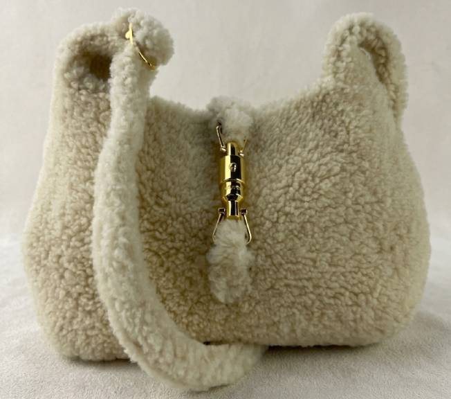 Foto de bolsa gucci com pelinhos.