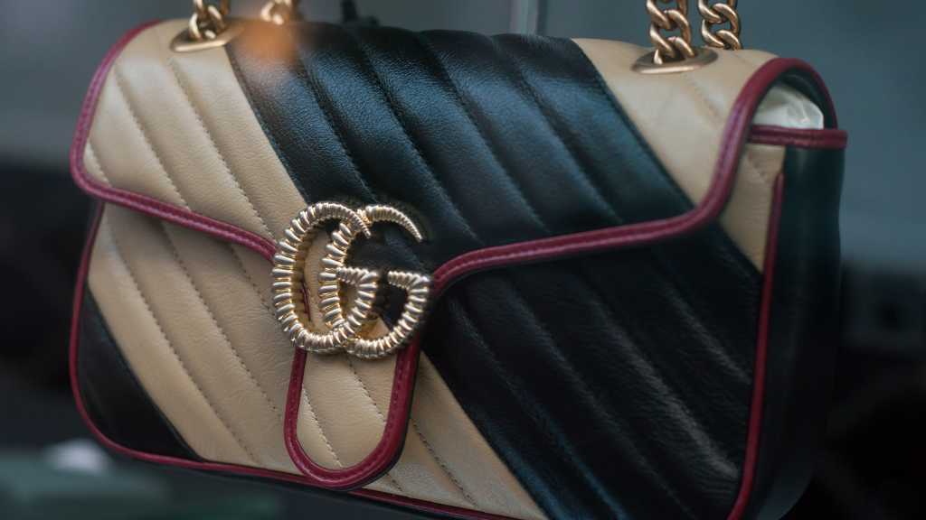 Descubra diferentes versões da Bolsa Gucci Marmont e descubra qual modelo de sucesso da marca italiana combina mais com seu estilo.