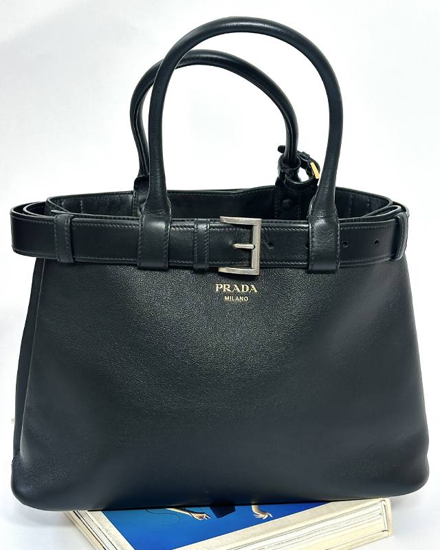 Bolsa Prada Buckle. Clique na imagem e confira mais modelos da marca!