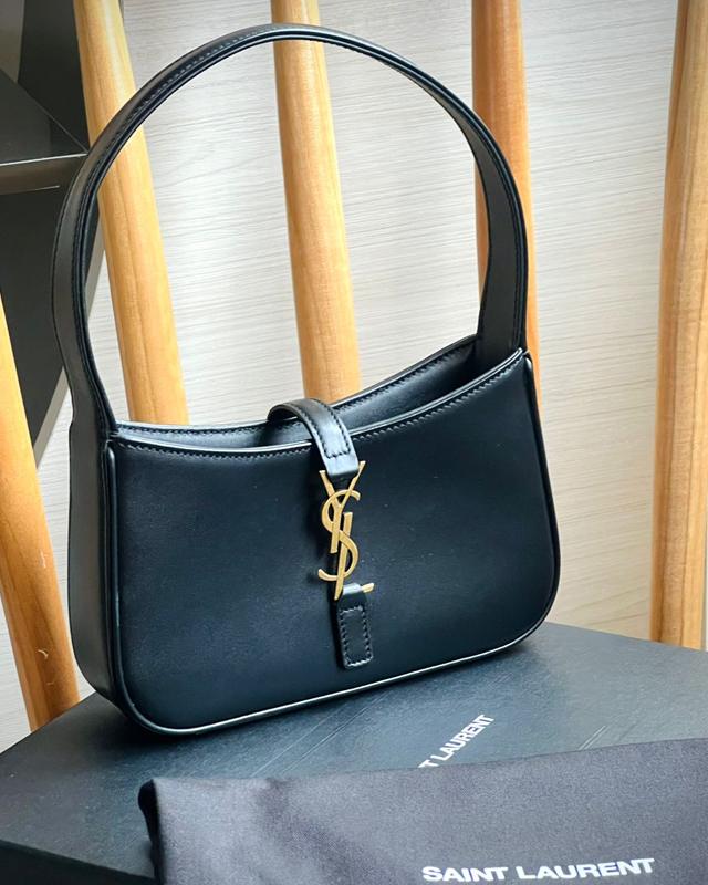 Bolsa Saint Laurent Le 5 à 7. Clique na imagem e confira mais modelos da marca!