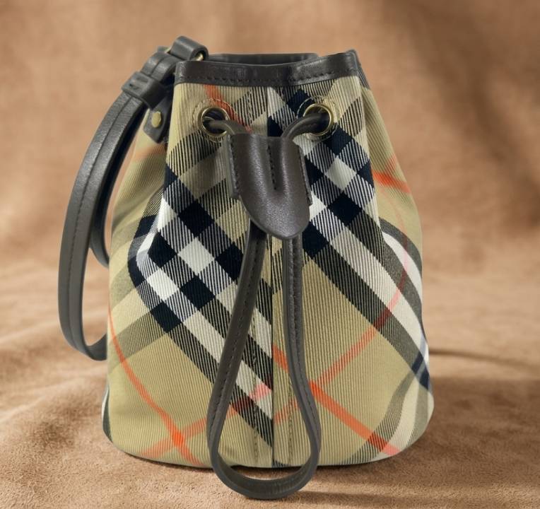 Foto de uma das bolsas burberry perfeitas para usar no outono.