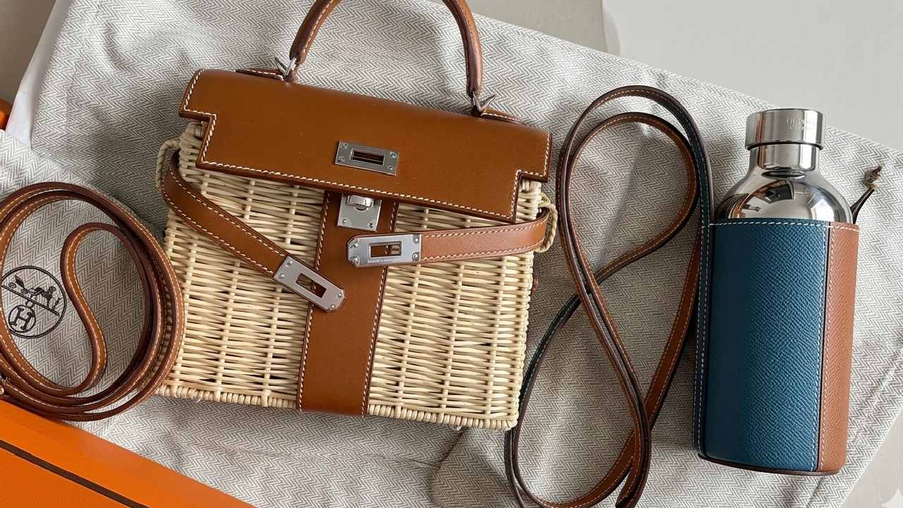 Conheça a garrafa de água Flâneuse da Hermès que custa R$ 10.900 e virou assunto em 2026. Entenda o preço tão alto!