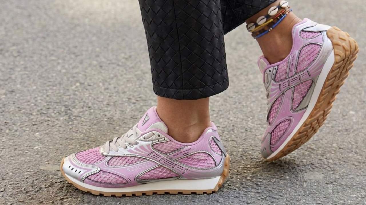 Tudo sobre o Novo Tênis da Bottega Veneta: O Sneaker Tide. Descubra como o modelo aponta novos rumos da marca italiana.