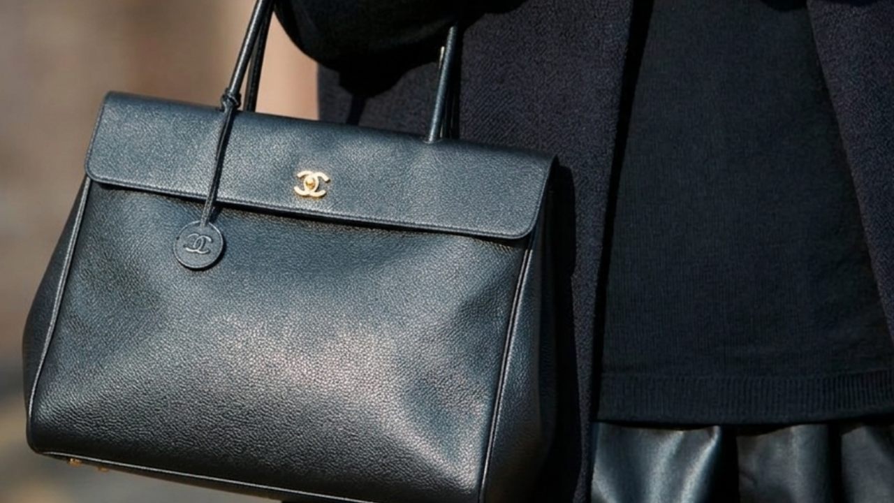 Pedro Pascal é anunciado como novo embaixador da Chanel após look marcante no Oscar 2026. Entenda a estratégia da maison.