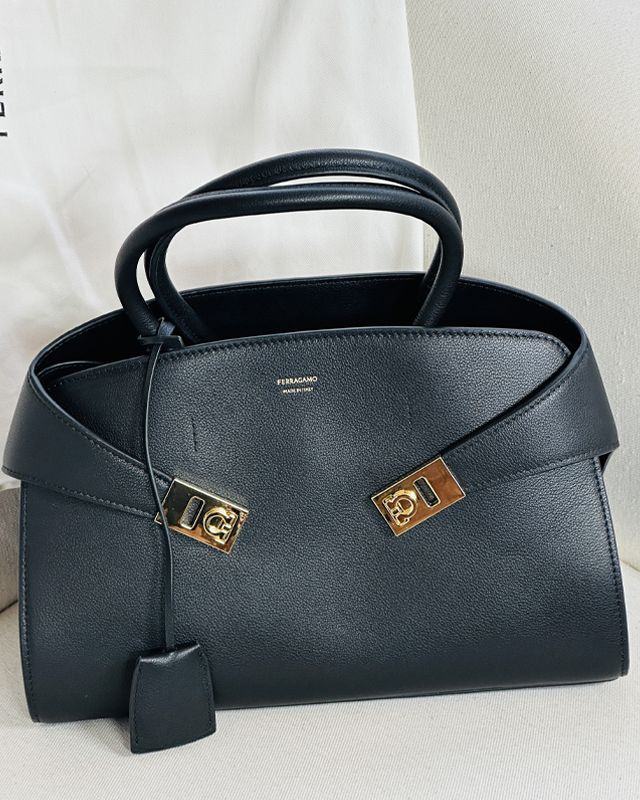Bolsa Salvatore Ferragamo Hug. Clique na imagem e confira mais modelos!
