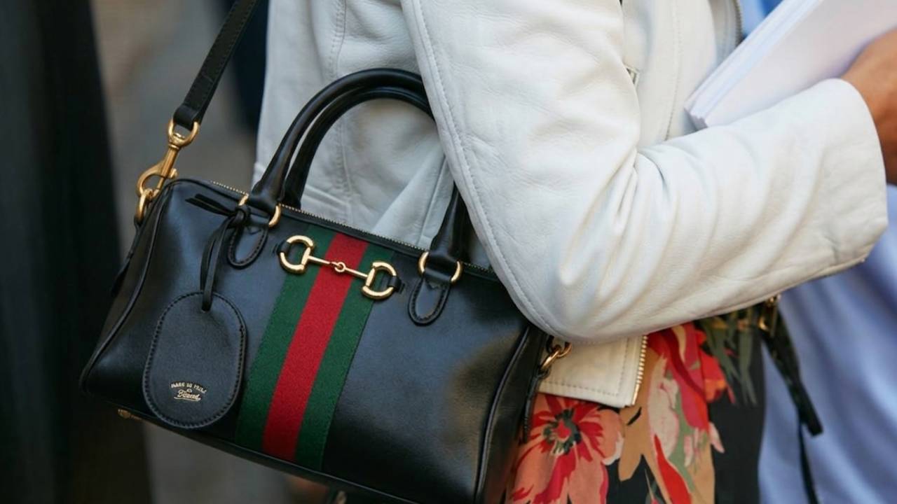 Palazzo Gucci reabre em Florença sob a leitura de Demna no histórico Palazzo della Mercanzia. Descubra o novo endereço turístico imperdível.
