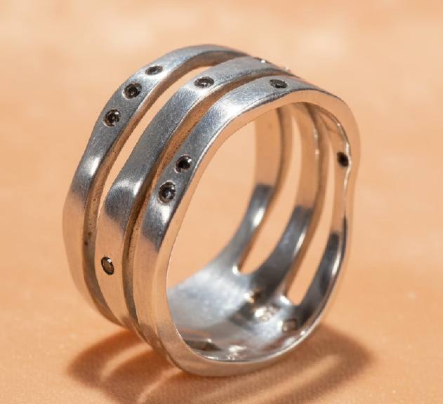 Anel H. Stern Motion Ouro Branco e Diamante.