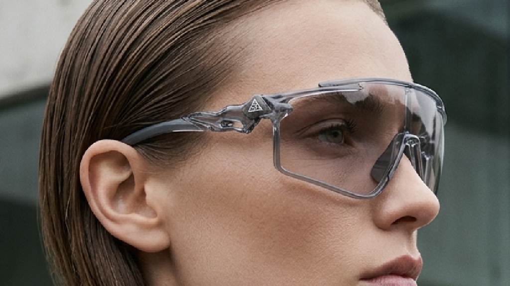 A Nike ACG lança os óculos Vista Vert e Vista Peak, modelos ultraleves com lentes fotocromáticas e tecnologia pensada para performance.