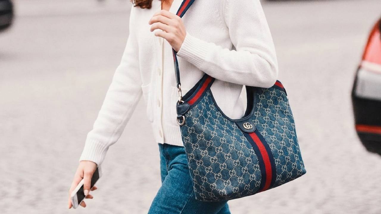 Tendências de acessórios de luxo para o outono: descubra o que está em alta e como incorporar no dia a dia.