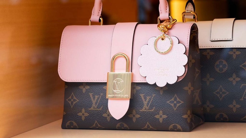 Descubra os melhores acessórios Louis Vuitton para o primeiro investimento na marca de luxo. Bolsas e carteiras perfeitas para a primeira compra.