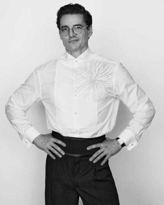 Foto do ator Pedro Pascal usando look Chanel no Oscar 2026.