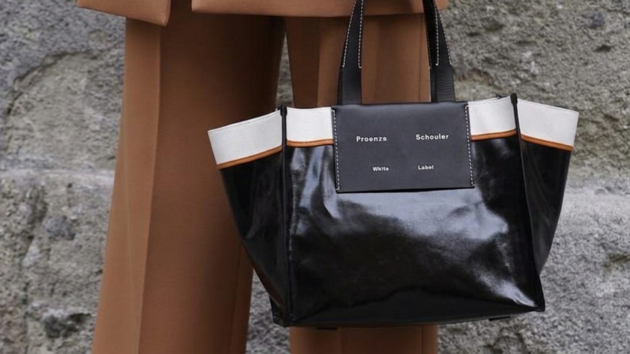 Tudo sobre a marca Proenza Schouler: o que significa, história, DNA, bolsas mais famosas e por que os fundadores chamaram a atenção do LVMH.