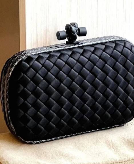 Foto de uma das bolsas bottega veneta mais desejadas no etiqueta única, clutch Knot.