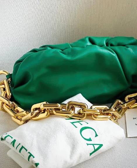 Foto da bolsa BV Pouch Chaiin.