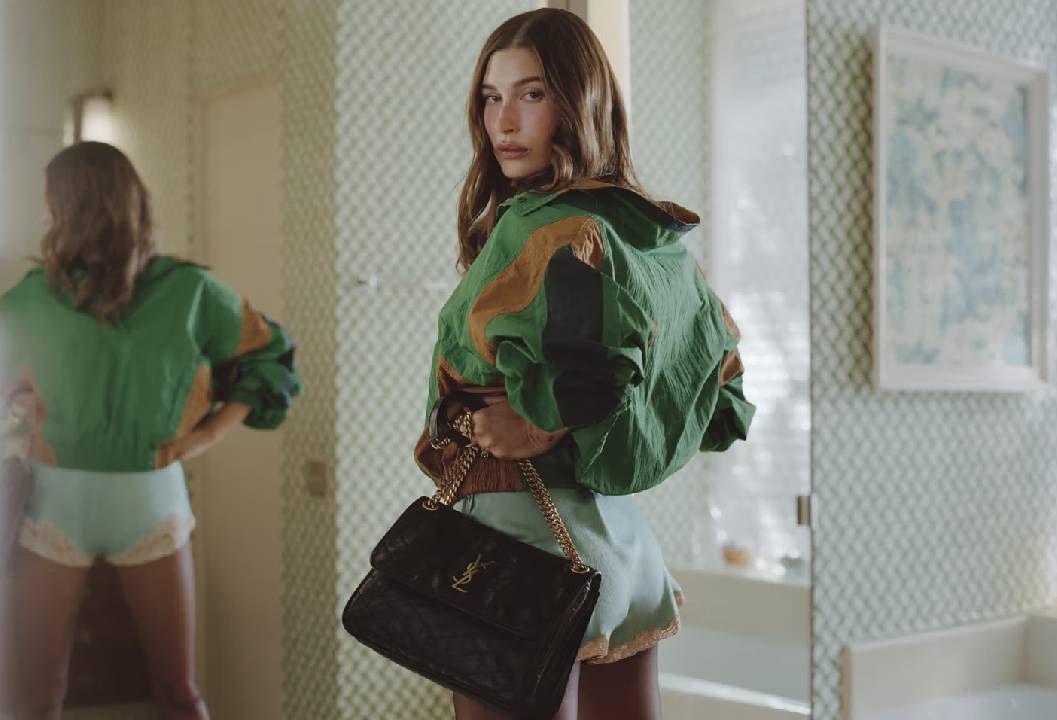 Foto de Hailey Bieber com look YSL.