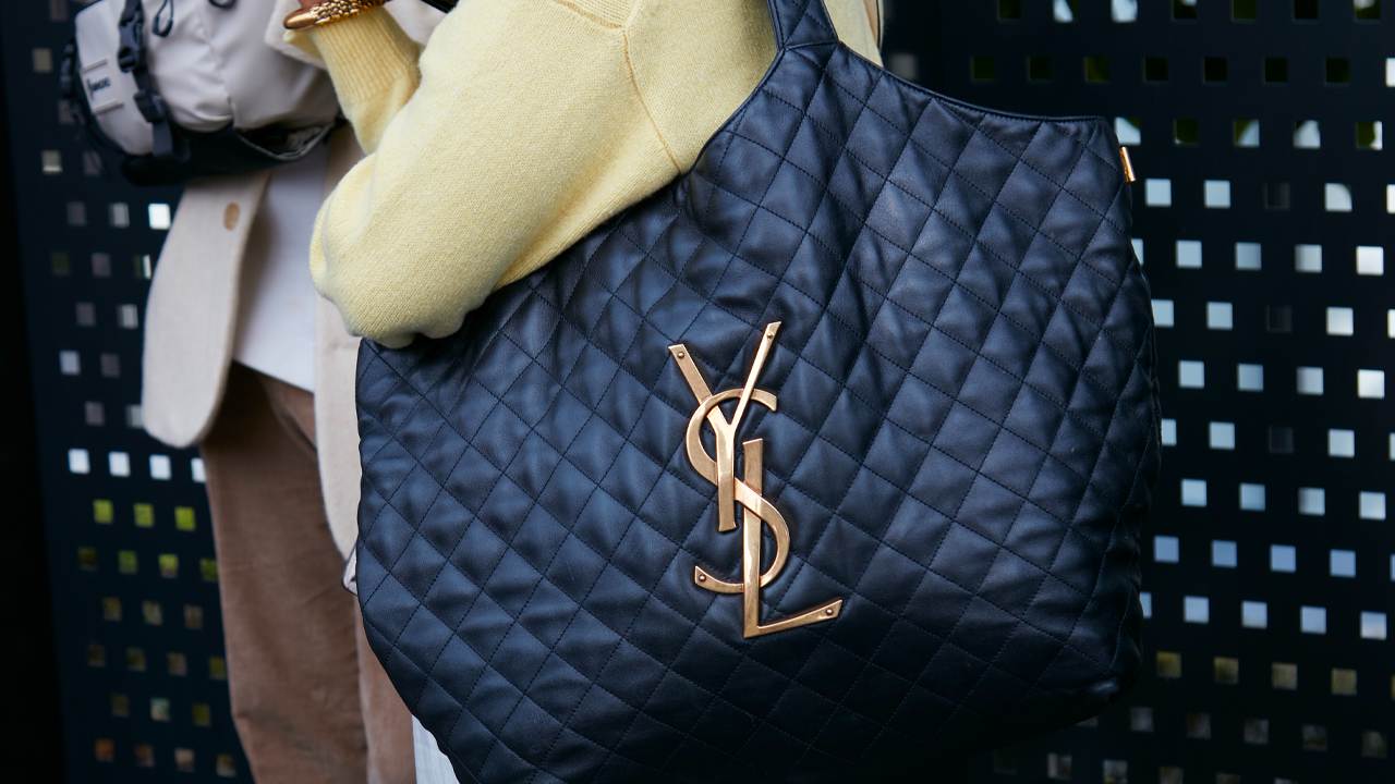 Confira os cliques da Nova Campanha Saint Laurent com Hailey Bieber, Tangerine Temptation e entenda por que a maison é o assunto da vez.