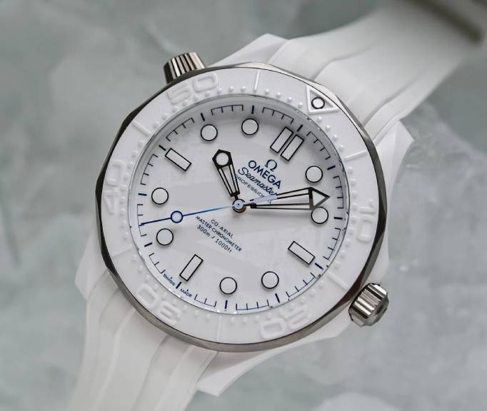 Omega Seamaster Diver 300M Milano Cortina 2026 em cerâmica branca com mostrador claro e pulseira branca em foto promocional oficial.