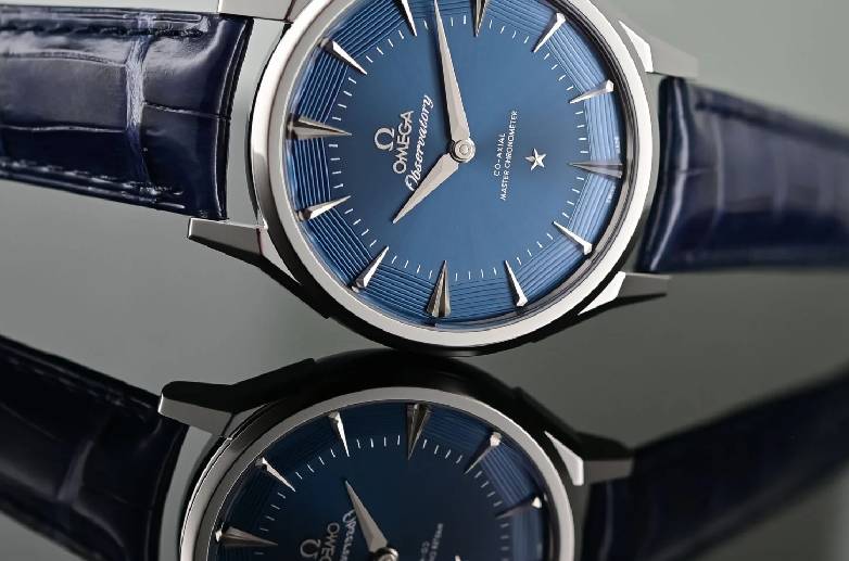 Detalhe do mostrador pie pan do Omega Constellation Observatory 2026 com marcadores em ouro 18k e guilloché dodecagonal