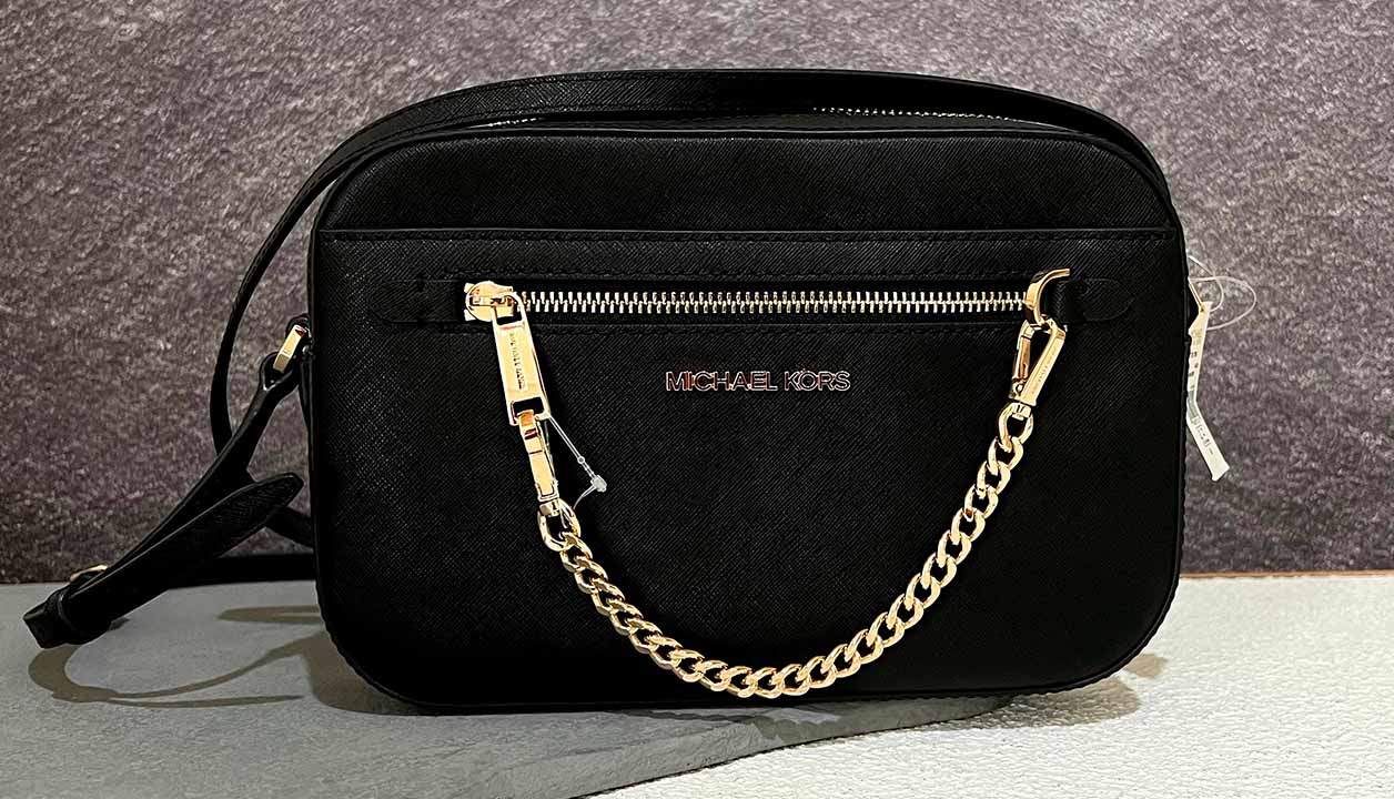 Foto de uma camera bag de marca internacional acessível.
