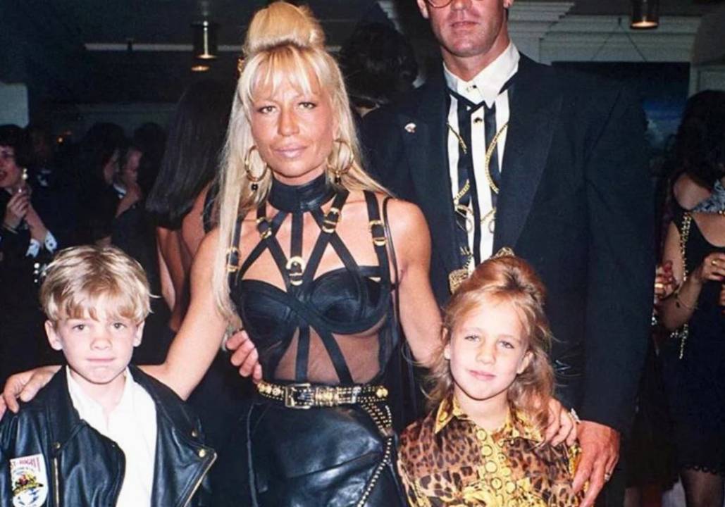 Foto de  Donatella  Versacecom seus filhos ainda bem pequenos, Daniel Versace e Allegra Versace, sobrinhos de Gianni Versace.