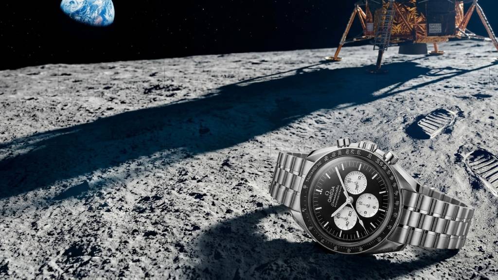 Foto de lançamento de relógio omega.