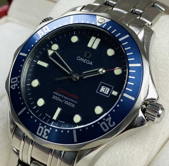 Foto de um relógio omega original second hand.