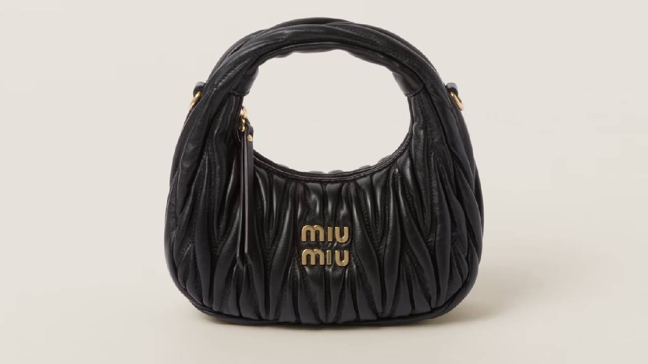 Bolsa Miu Miu Wander em couro nappa matelassê com alça curta fixa e alça longa removível
