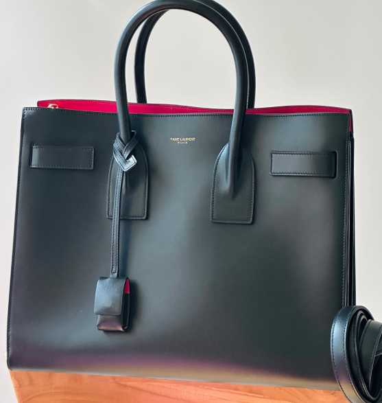 Bolsa Saint Laurent Sac de Jour estruturada em couro, modelo clássico de luxo feminino com design elegante e atemporal.