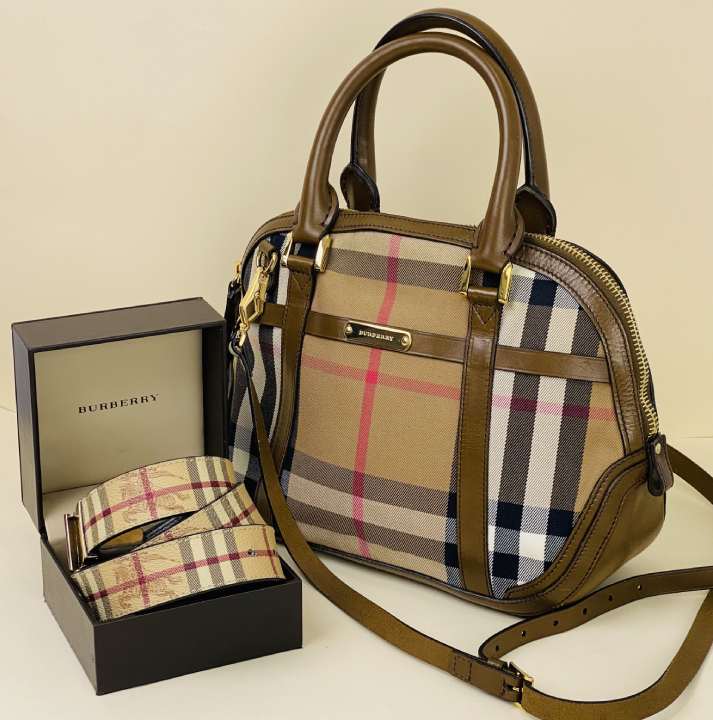 Peças Burberry originais seminovas disponíveis no maior brechó de luxo online do Brasil, a Etiqueta Única, com autenticidade verificada
