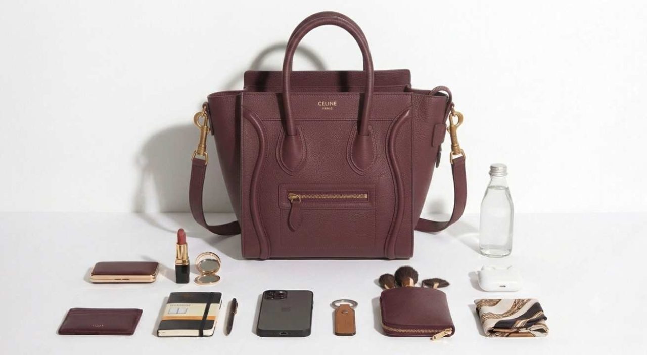 Bolsa Celine Luggage Micro acompanhada de carteira, celular, nécessaire e acessórios para ilustrar o espaço interno do modelo.