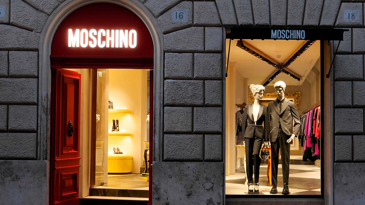 fachada de uma loja moschino.