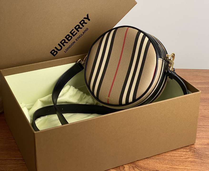 Bolsa Burberry  usada (segunda mão) com caixa e embalagem original.