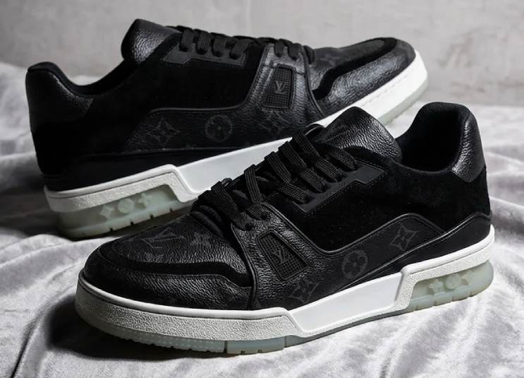 Foto de um dos sneaker streetwear de luxo da marca Louis Vuitton, modelo Trainer.