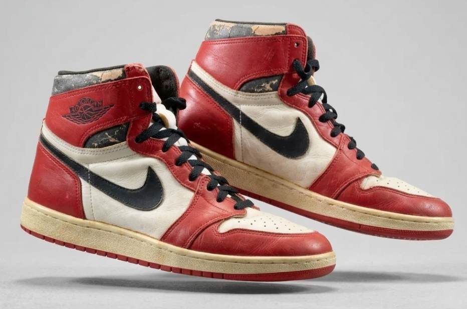 Foto do Air Jordan 1 High "Chicago" um dos sneakers streetwear de luxo mais valiosos do mundo e vale muito no mercado second hand.
