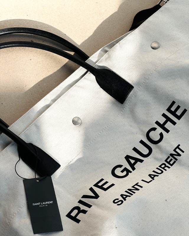 Foto de um dos acessórios de sucesso da Yves Saint Laurent: Bolsa Rive Gauche.