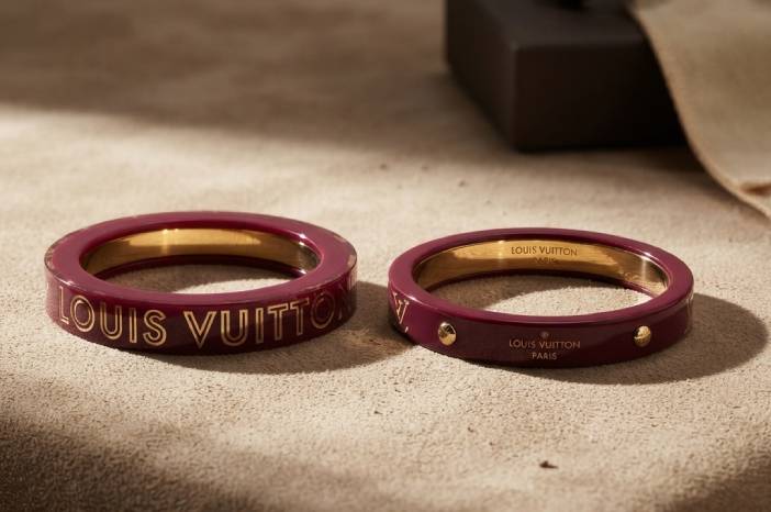 Pulseiras Louis Vuitton de acrílico.