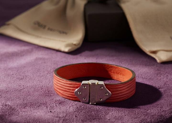 Pulseira Louis Vuitton de couro e metal.