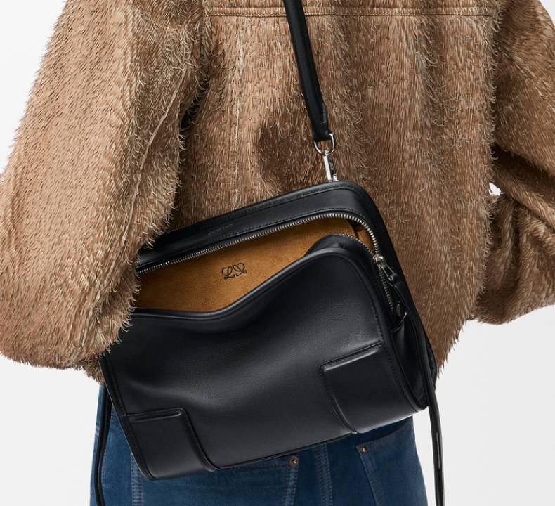 Nova versão da bolsa loewe amazona por Jack McCollough e Lazaro Hernandez,