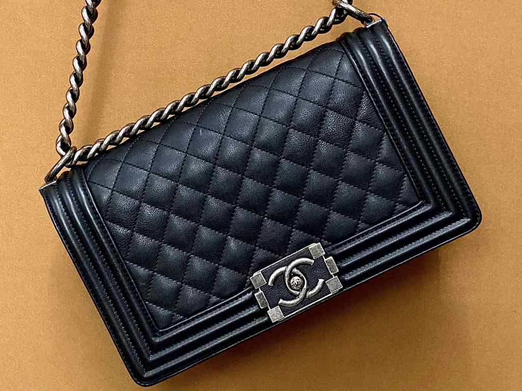 Bolsa Boy Chanel em couro caviar.