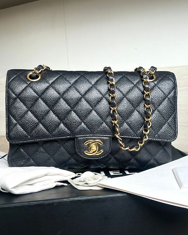 Bolsa Chanel Classip Flap seminova em couro caviar.